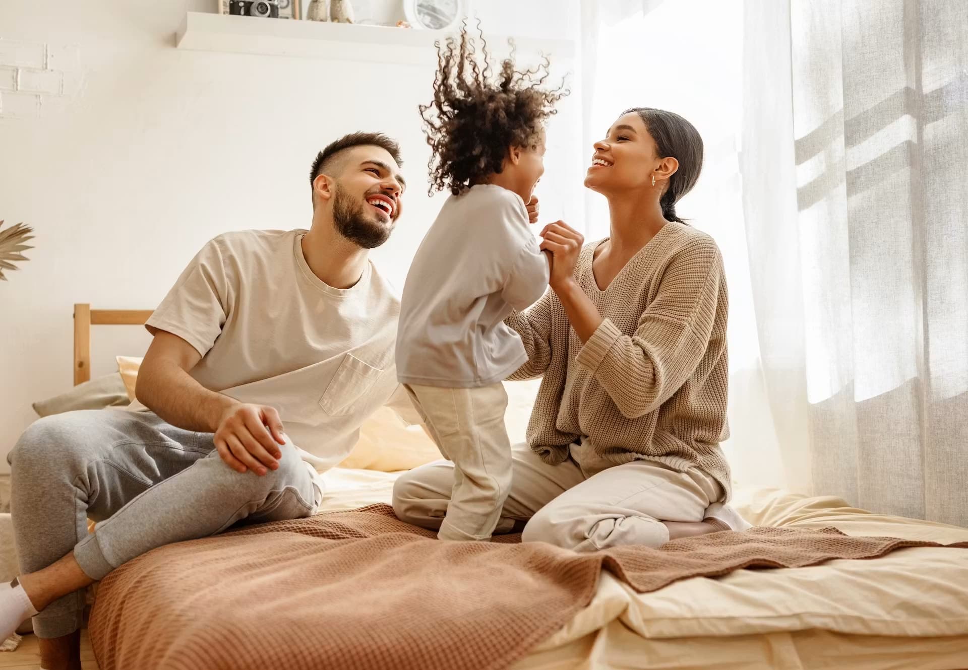 Une famille chez elle, dans la lumière du matin.