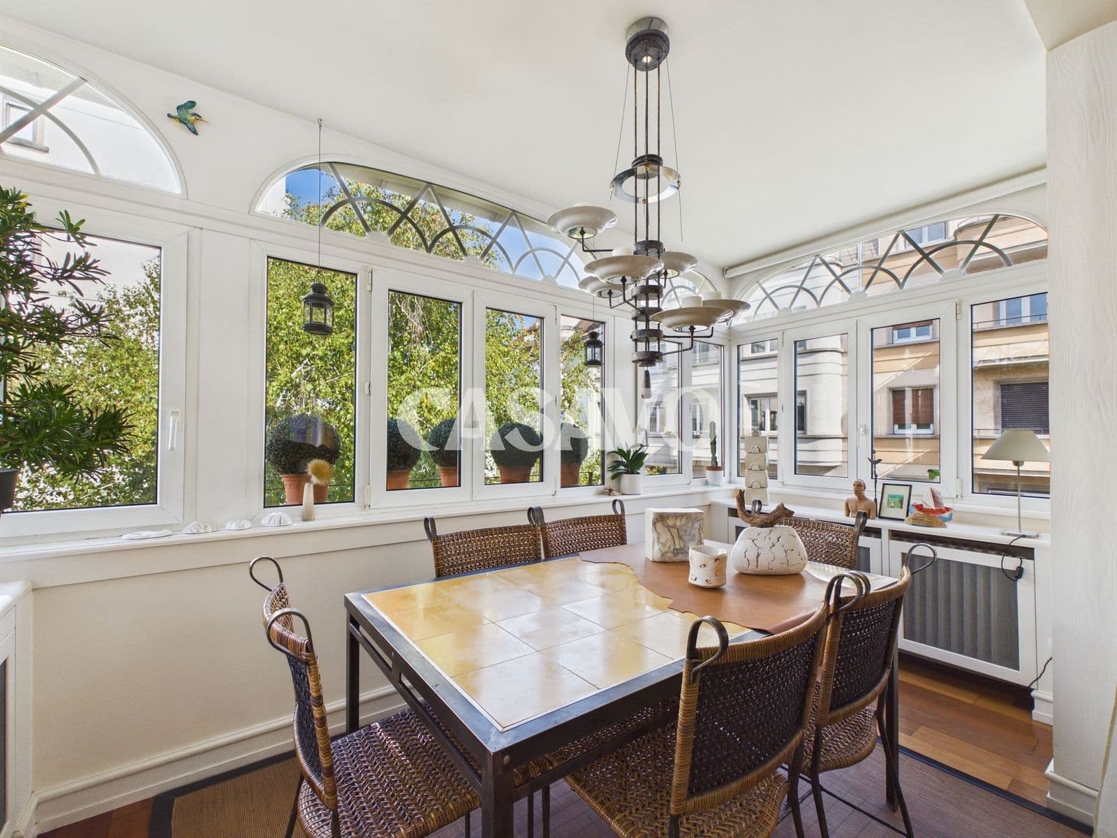Le jardin d'hiver vitré d'un appartement à vendre au Neudorf.