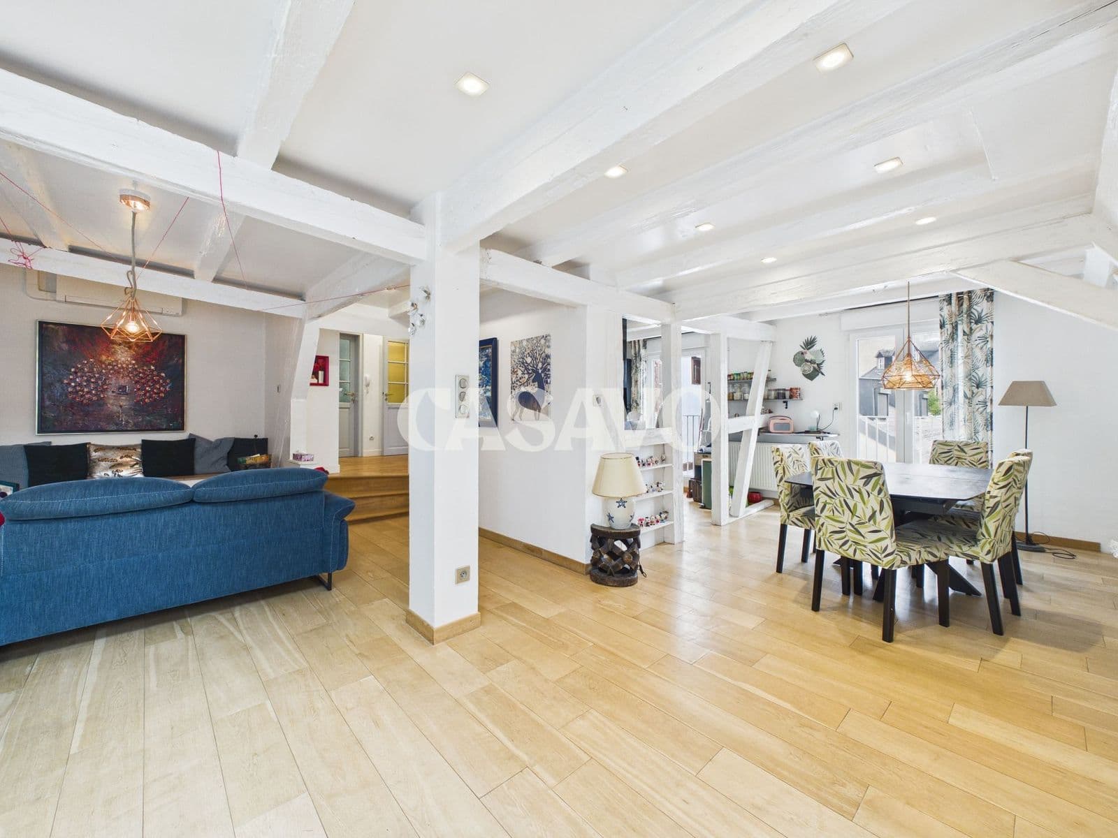 Le double séjour sous poutres blanchies du duplex de la Krutenau.